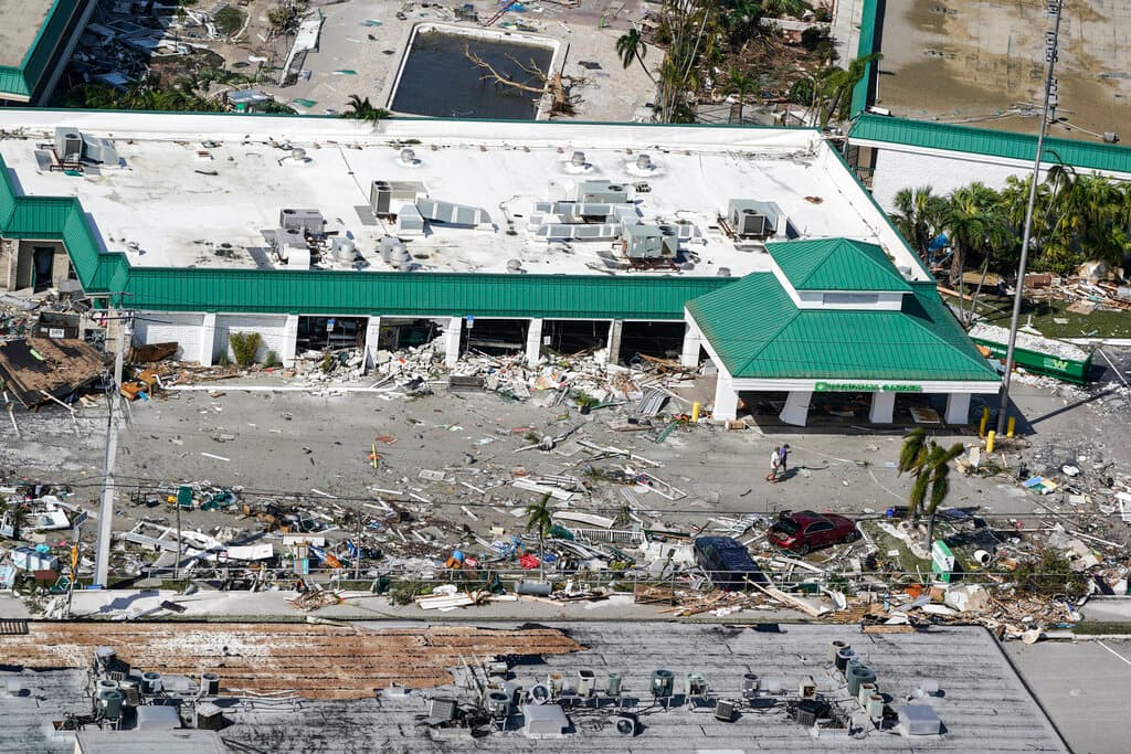 En Fort Myers, la familia de Valerie Bartley pasó horas desesperadas el miércoles sujetando una mesa de comedor contra la puerta de su patio, temiendo que la tormenta que arreciaba en el exterior ”fuera a destrozar nuestra casa”.