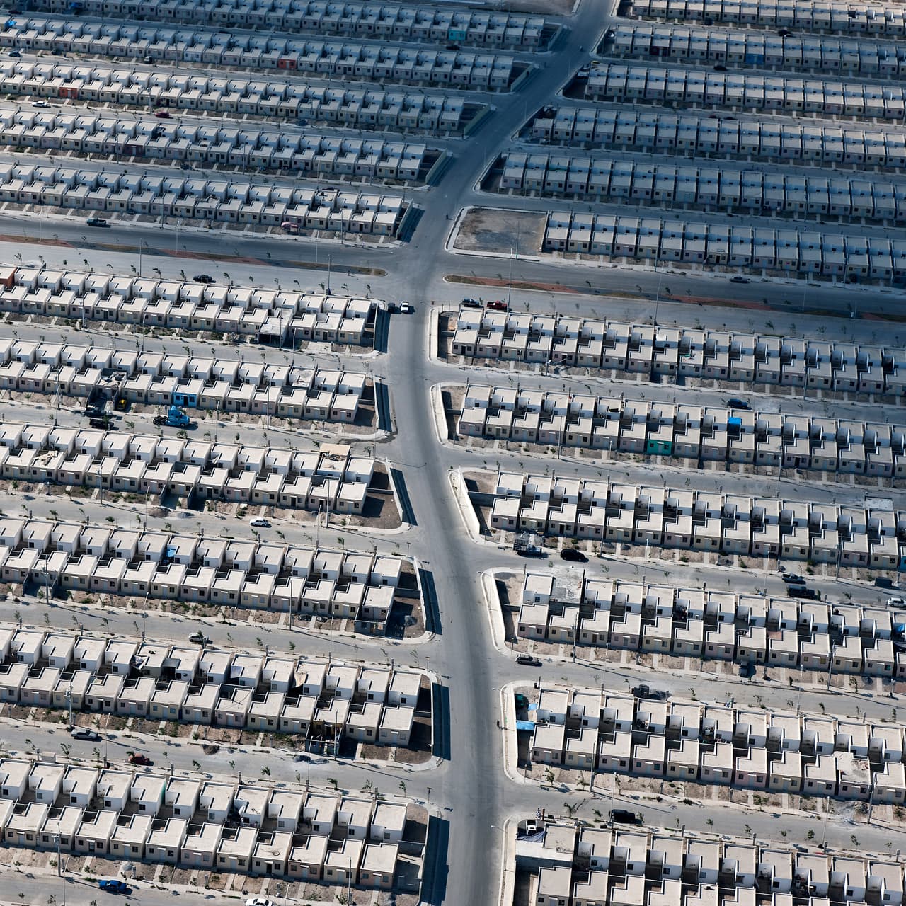 Un nuevo proyecto de vivienda para trabajadores en Escobedo, Nuevo León. “La urbe liberada de sus historias, presentada como vestigio arqueológico, fuera de escala, con todos sus habitantes y ninguno. 
<b>Las personas pierden su rostro e identidad, se vuelven invisibles</b>”, dice Taboada de su proyecto ‘Alta Densidad’.