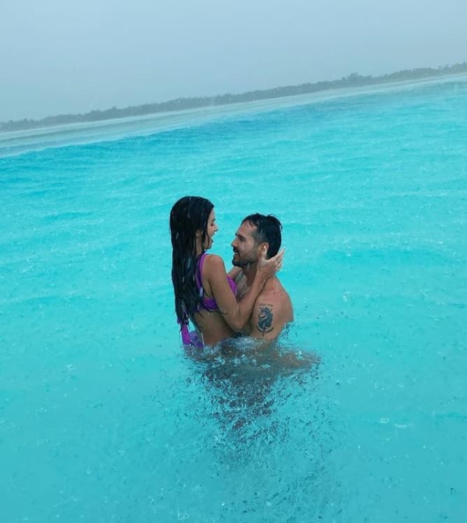 "Soy reservado, pero cuando uno está enamorado, entregado, se sale, lo queremos gritar, y eso es el caso. Estoy muy contento, muy agradecido, y estamos felices. Estamos muy bien, disfrutando esta etapa, ella también tiene muchísimo trabajo, le está yendo muy bien, nos apoyamos mucho y pues también nos disfrutamos", contó.