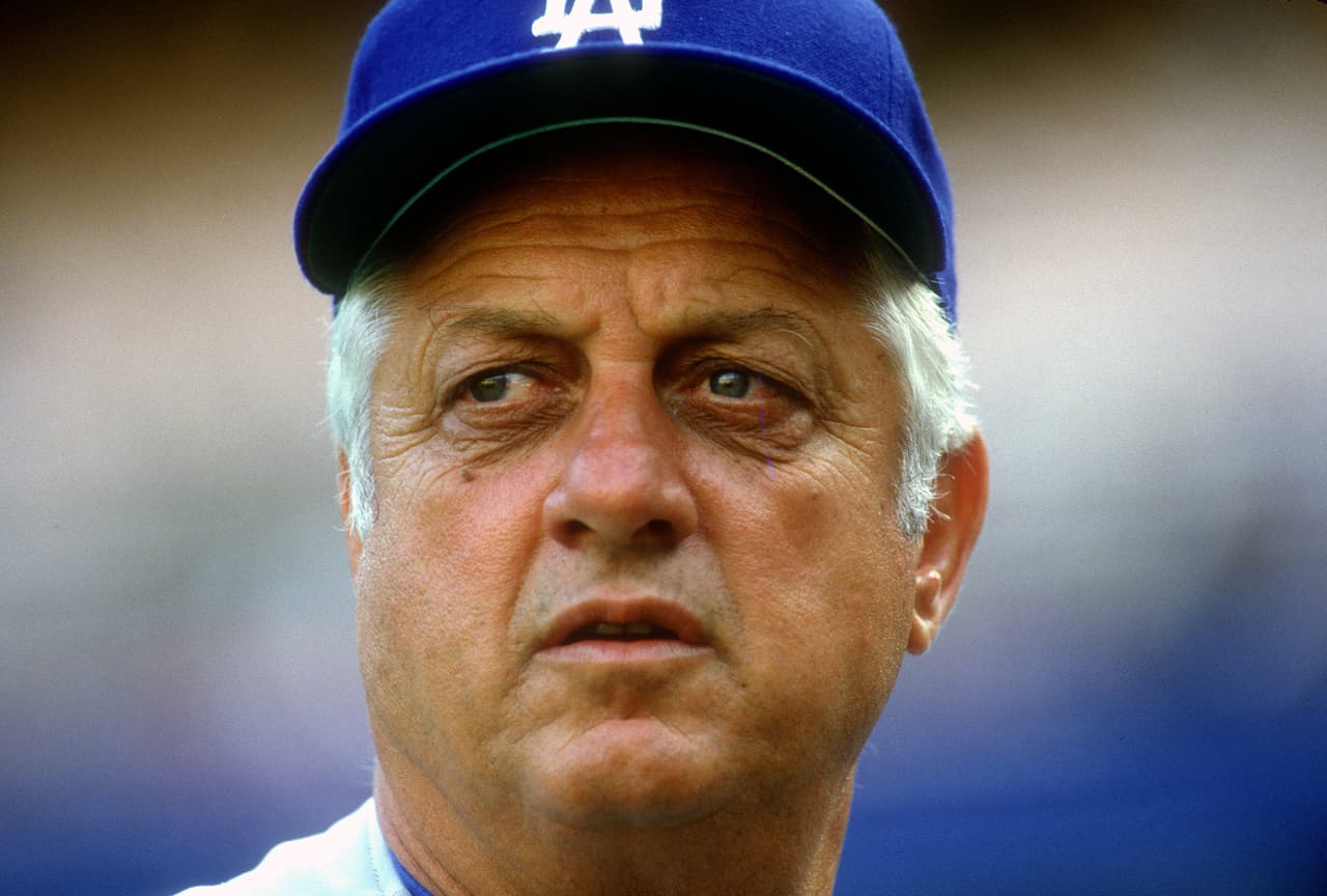 <b>Tommy Lasorda, 93 años</b>
<br>
<br>Exmanager de los Dodgers de Los Ángeles
<br>
<br>(22 septiembre 1927 – 7 enero 2021)
<br>
<br>Guió a los Dodgers de Los Ángeles a dos títulos de la Serie Mundial y bajo su mando, el equipo generó una conexión vigente al día de hoy con la comunidad mexicana de la ciudad. Murió de un ataque al corazón.
<br>