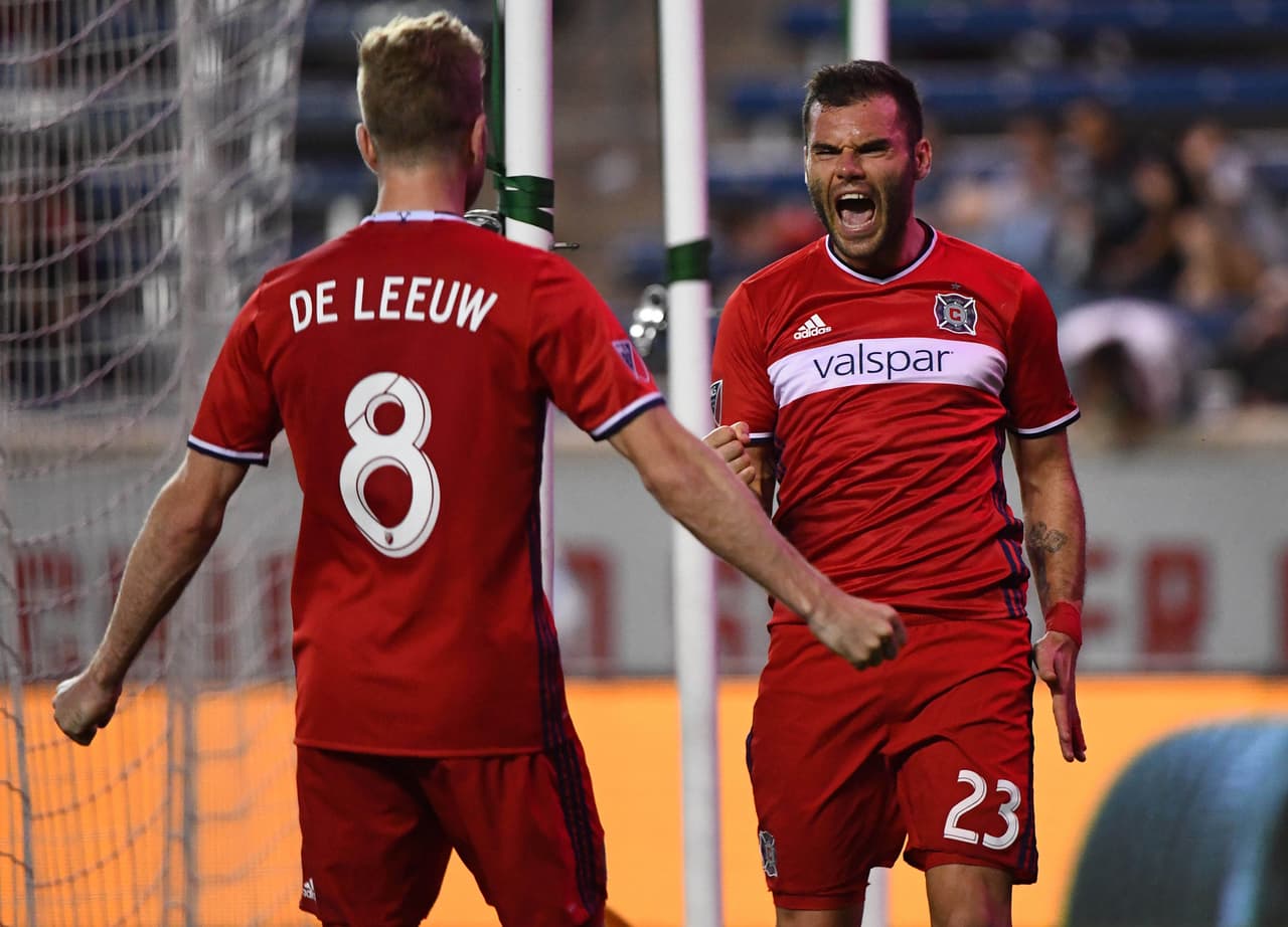 Nemanja Nikolic – El líder de goleo de la MLS ha firmado 16 goles, casi uno por partido, tiene una cómoda ventaja de cuatro sobre sus dos más cercanos perseguidores y parece estar en camino a romper el record de 27 goles en una sola temporada de la liga. Por si fuera poco, también suma tres asistencias.
