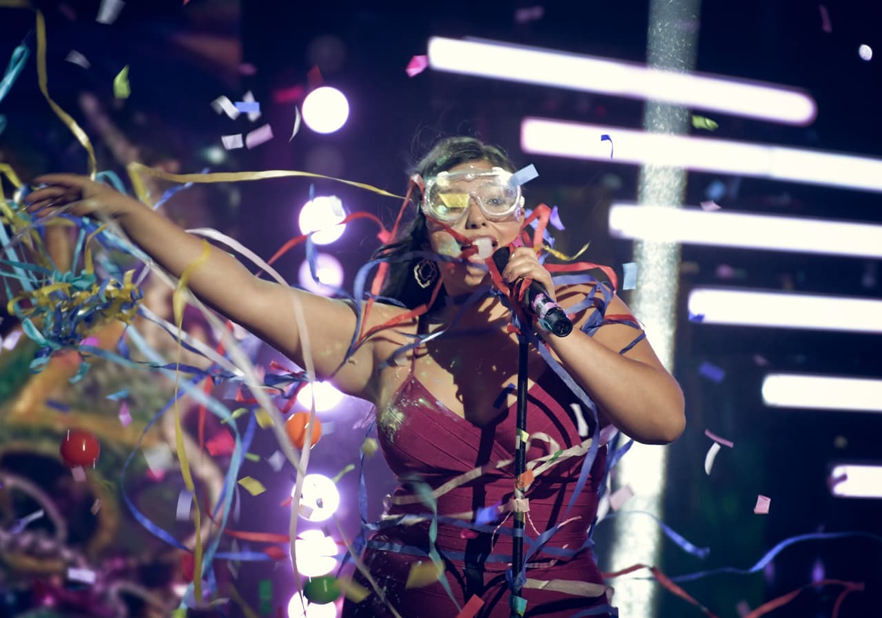 Vanessa se subió al escenario y realizó una interpretación en lip sync de 'La vida es un carnaval'. Mientras cantaba, decenas de objetos le caían sobre la cara.