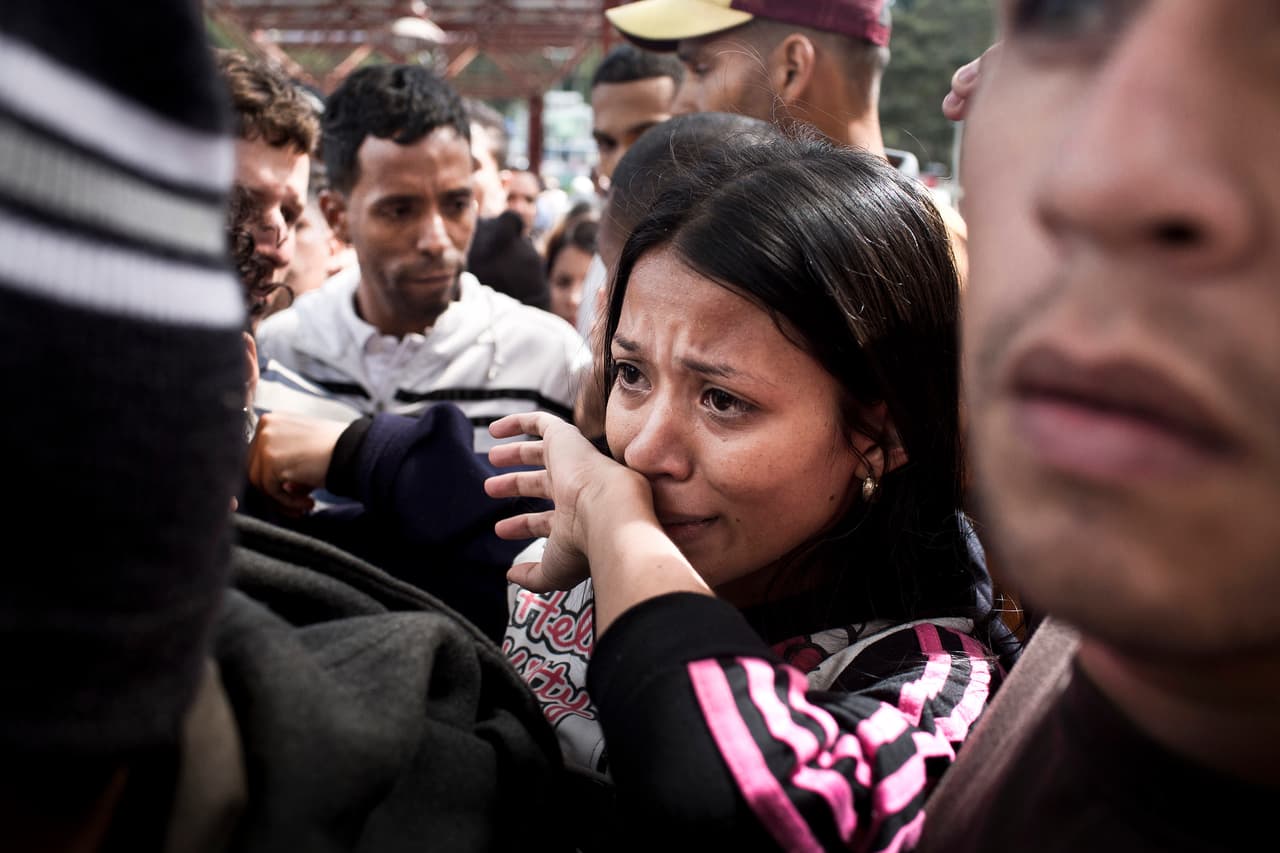 Pese a que la exigencia del pasaporte es nueva, desde hace meses lo pedían en Rumichaca: separaban a quienes lo tenían de los que solo traían cédula. La cancillería de Ecuador justificó la decisión como una medida "para garantizar la seguridad" ya que, aseguran, los documentos de identidad venezolanos "no cuentan con las seguridades necesarias para la identificación en el tipo de lectores establecido por el sistema migratorio ecuatoriano".