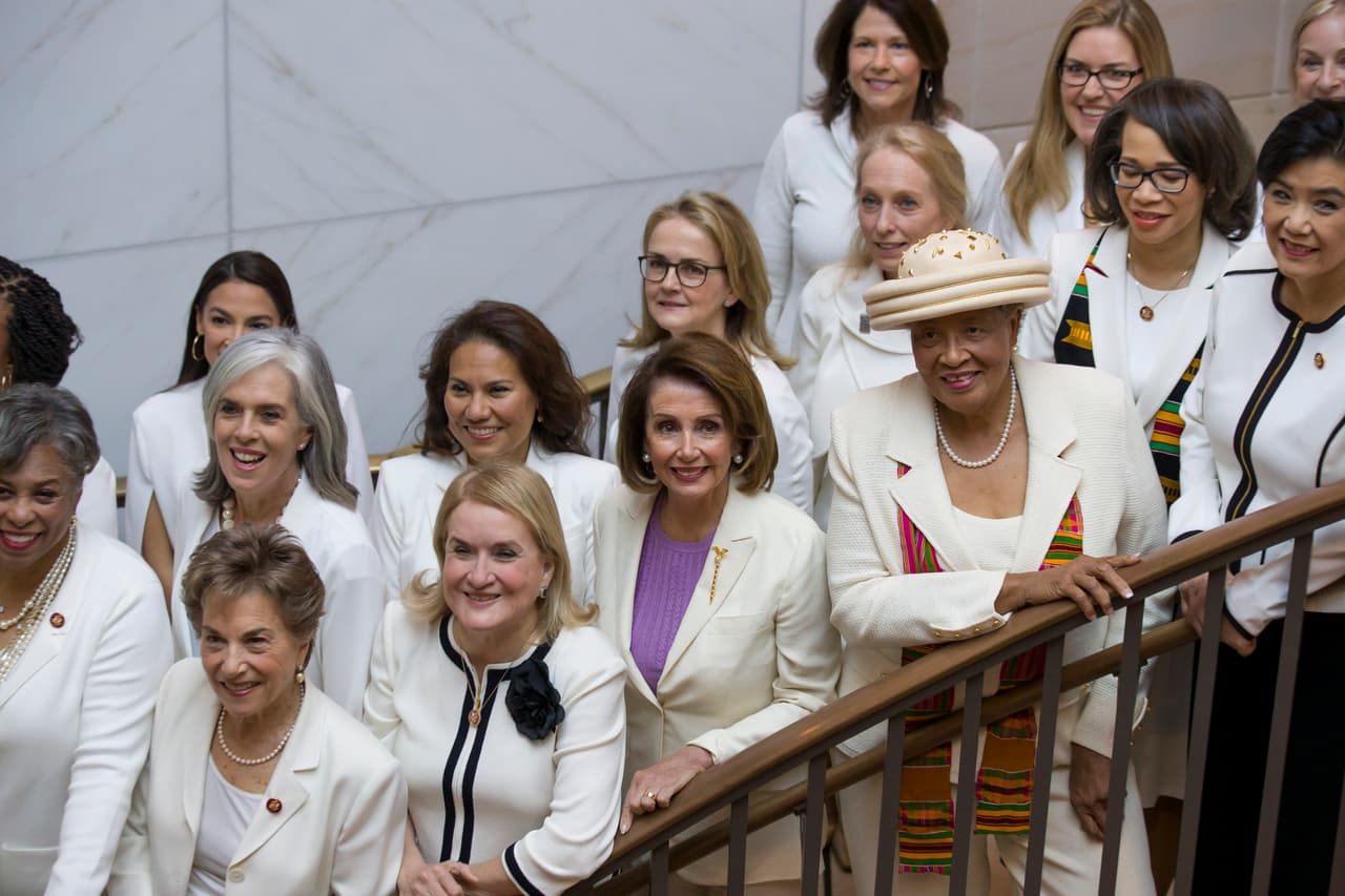 Encabezadas por Nancy Pelosi, Representante por el estado de California y Presidenta de la Cámara baja del Congreso, posaron juntos para una fotografía antes de entrar a la sala donde Donald Trump pronunciará su discurso.