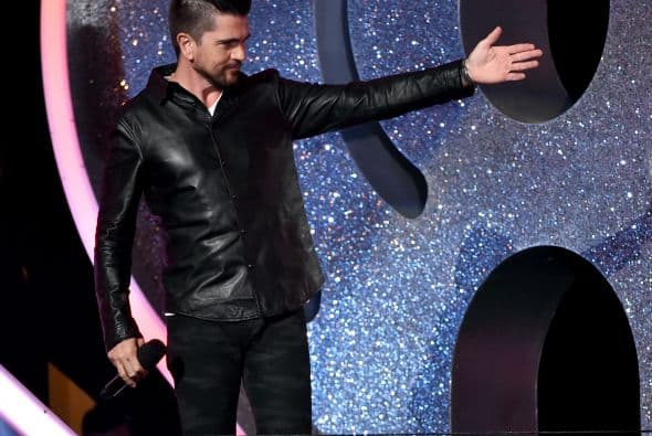 Juanes fue de los latinos encargados de presentar a un artista en la ceremonia.