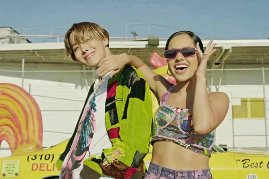 A pesar de las barreras idiomáticas que surgieron en ese momento,
<b>Becky G y J Hope</b>, quien también tiene su proyecto como solista aparte de BTS, hicieron juntos Chicken Noodle Soup en 2019. La canción fue interpretada en coreano, inglés y algunas partes en español. Tan sólo unas horas después de su estreno, ya tenía 9 millones de reproducciones en YouTube.
<br>