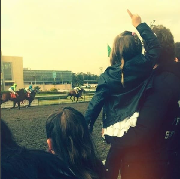 "No puedo hablar mucho, evidentemente vengo con mis hijas (...) Ya basta de difamación, nadie me creyó, nadie me creía y salí a dar la cara varias veces. La prensa seguía especulando y el daño moral que nos hicieron a mí y a mi familia es irreparable", comentó el actor de 45 años de edad a su llegada con sus hijas.
