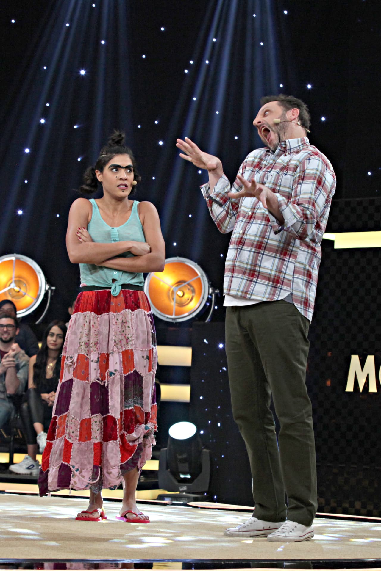 El show comenzó con el 'Tel´éfono descompuesto', prueba que consistió en que los participantes actuaran con mímica el título de una película.