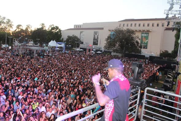 Kid Ink performed high above the crowd from the Coors Light stage! See exclusive pics of his high energy performance!