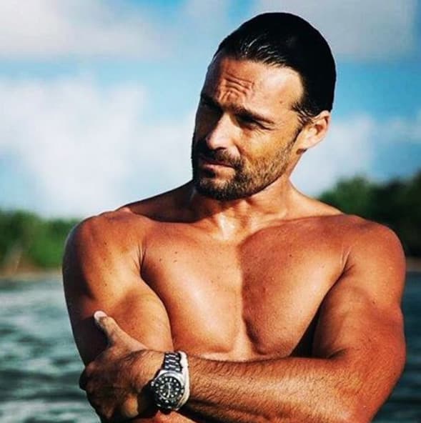 Al actor español le gusta consentir a sus seguidoras con sus mejores poses.