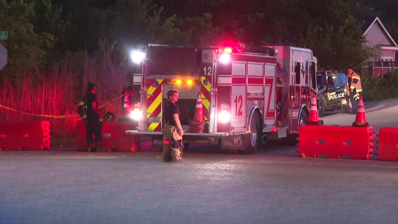 Bomberos de Houston continúan monitoreando voraz incendio de neumáticos en bodega de reciclaje