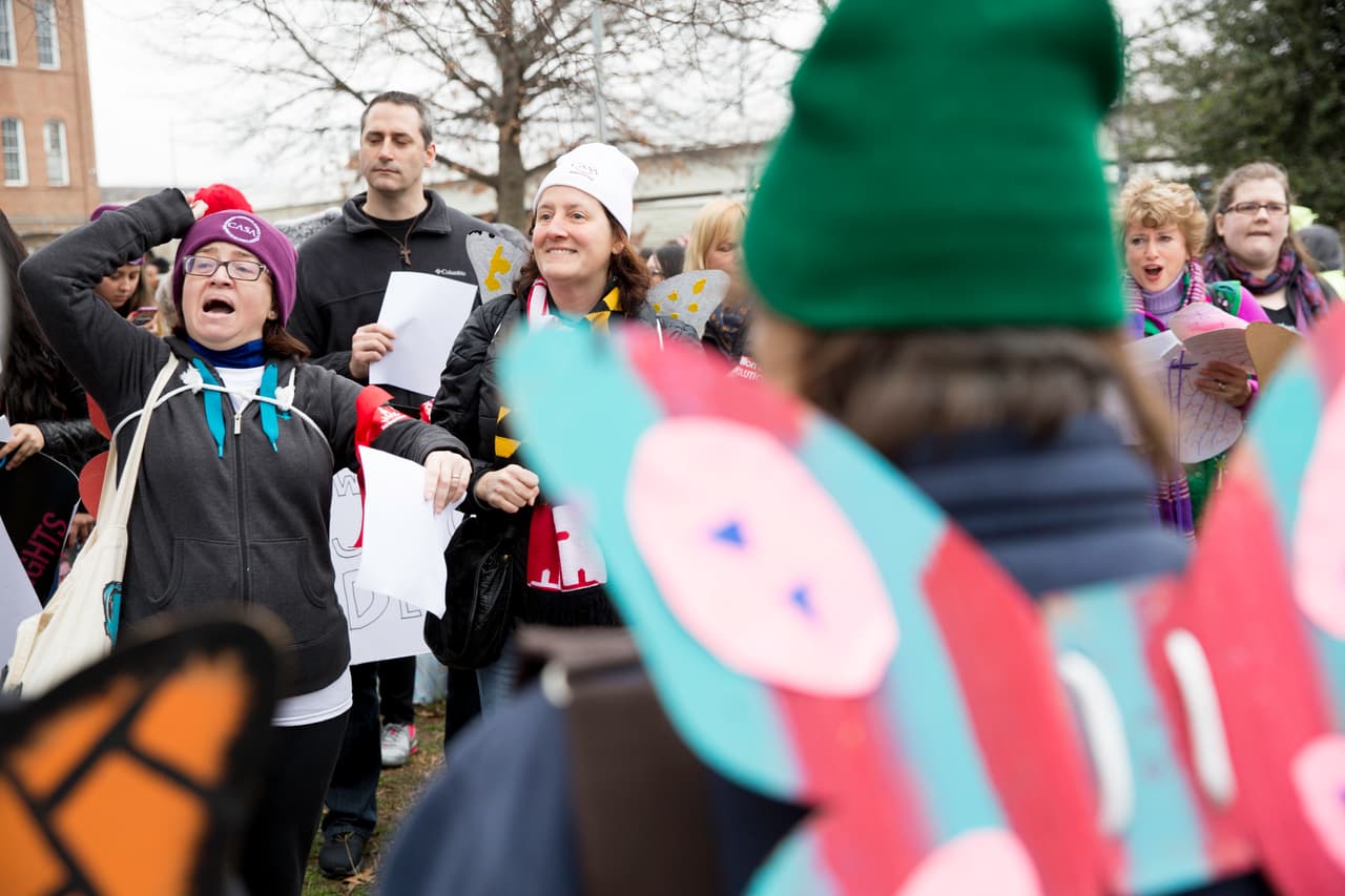 Trabajadores que reivindican los derechos de los hispanos, minutos antes de empezar la marcha.