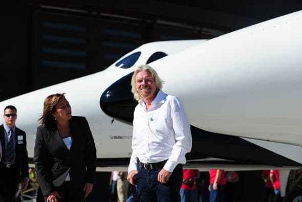 El mes pasado, Branson dijo a CNN que espera lanzar una nave al espacio en el lapso de un año: "La nave nodriza está terminada. Las pruebas de propulsores van muy bien, así que pienso que vamos hacia un lanzamiento de aquí a 12 meses".