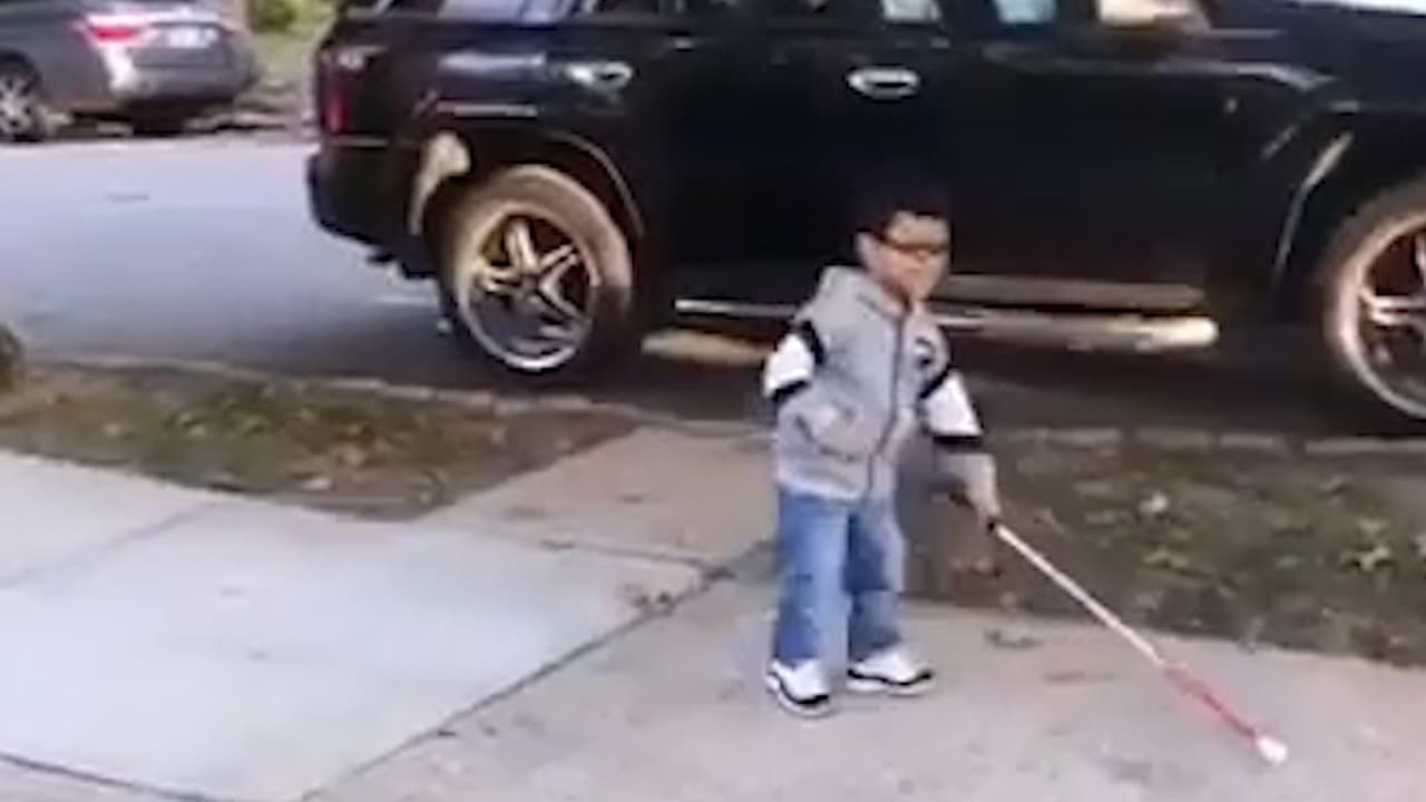 <b>El conmovedor momento en que un niño ciego de 4 años aprende a caminar con ayuda de su bastón. | </b>Este es un gran logro para Josué. Desde muy pequeño le diagnosticaron displasia septo-óptica y aprendió a caminar a los dos años. Ahora está aprendiendo a ser más independiente.