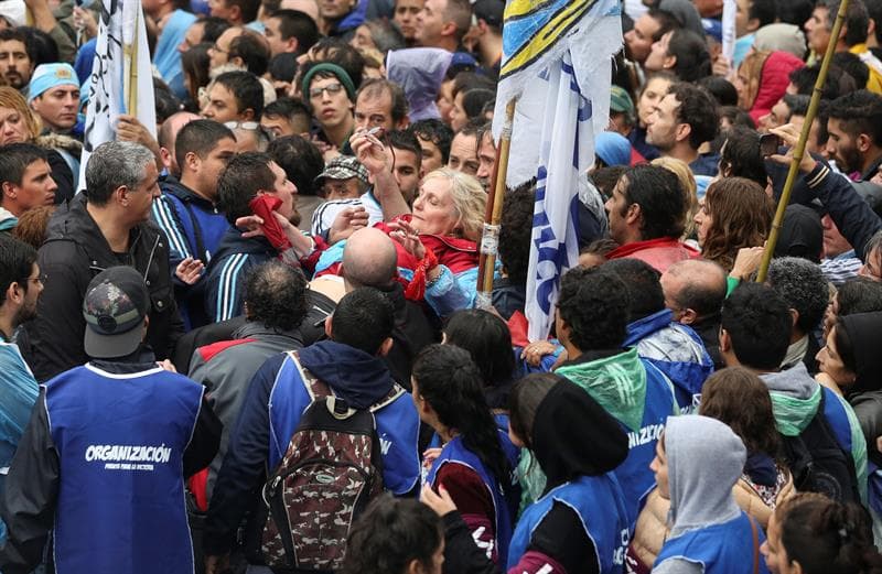 Cientos de seguidores de la expresidenta la acompañaron en su comparecencia en los tribunales.