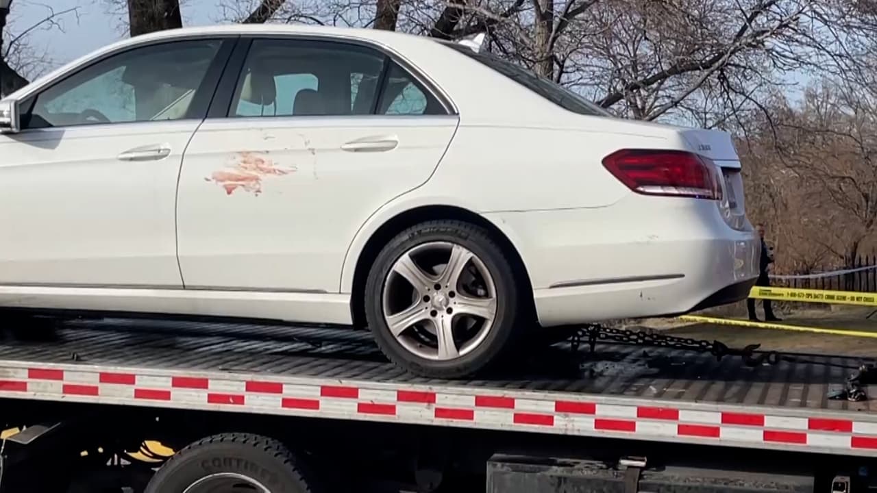 A unos 50 metros de donde fue hallado el cuerpo, 
<b>se localizó un auto Mercedes Benz E Class con una mancha de sangre</b> en una de las puertas.
<br>