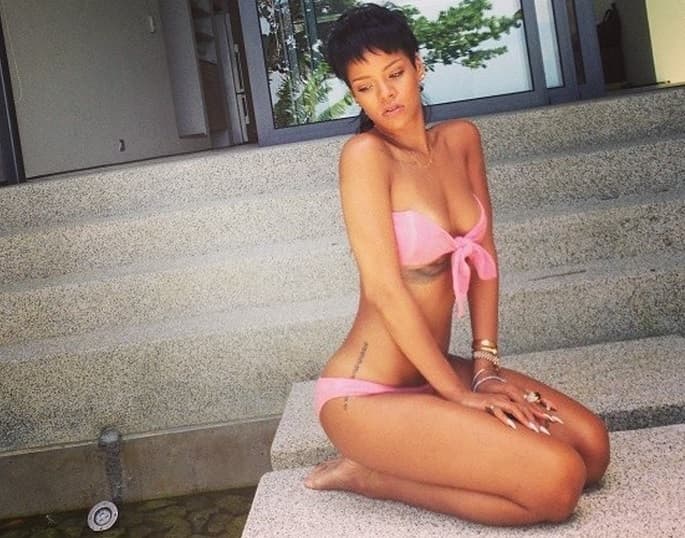 Sus curvas encajan a la perfección con su figura.