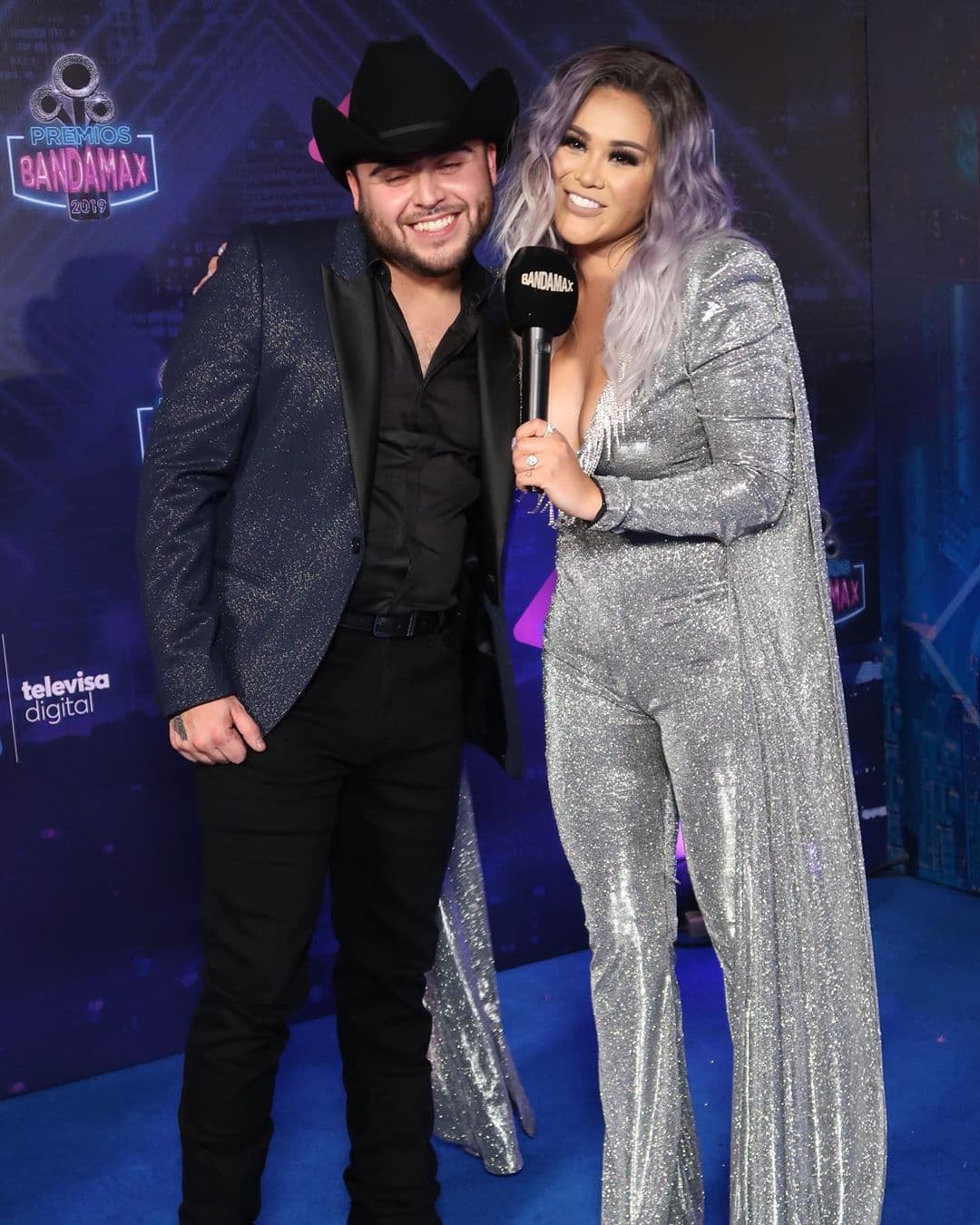 Gomita fue una de las conductoras de la alfombra azul y se encontró con Gerardo Ortiz, otro de los artistas más esperados de la noche.