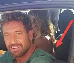 La tercera pista es la blusa rosa que lleva la chica que va junto al actor.