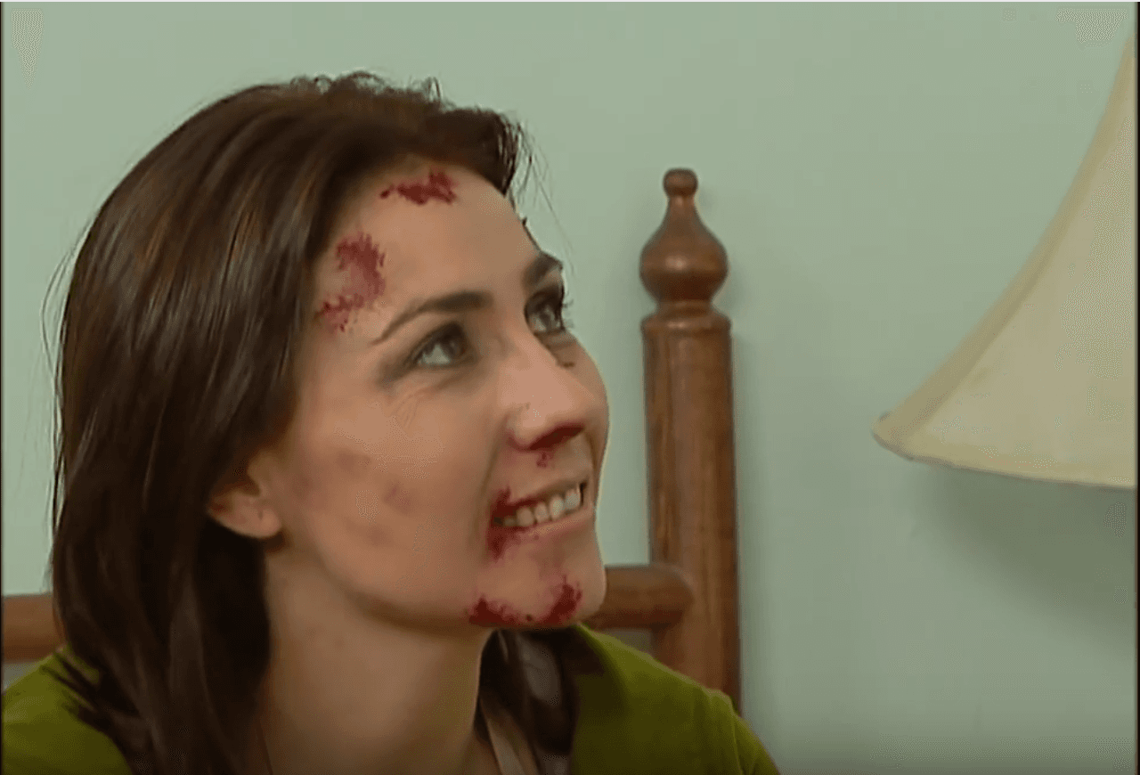 Además muestra una cruda realidad sobre la violencia doméstica a través de los personajes femeninos que la sufren día a día.