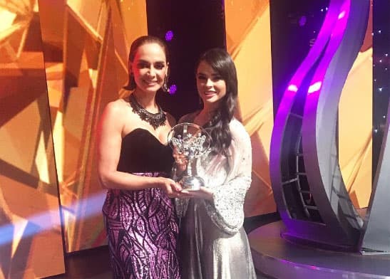 Por eso
<b> Lupita Jones y el certamen <i>Nuestra Belleza México</i> reconocieron su trabajo</b> otorgándole la '
<b>corona al mérito</b>' por su gran talento. "Gracias @lupjones porque en el 2007 tomaste la decisión de invitarme a vivir Nuestra Belleza México, gracias a ti por tener la iniciativa que provocó esta increíble experiencia que gocé y disfrute al máximo..."