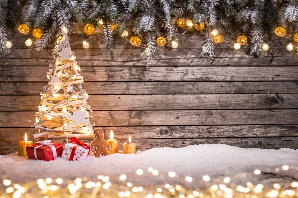Los nórdicos por su parte decoraban un árbol, en su mayoría un roble, con antorchas y bailaban a su alrededor. En la copa de este árbol se hallaba Asgard (el hogar de los dioses) y el Valhalla (el palacio de Odín), mientras que en las raíces más profundas estaba el Helheim (el reino de los muertos).