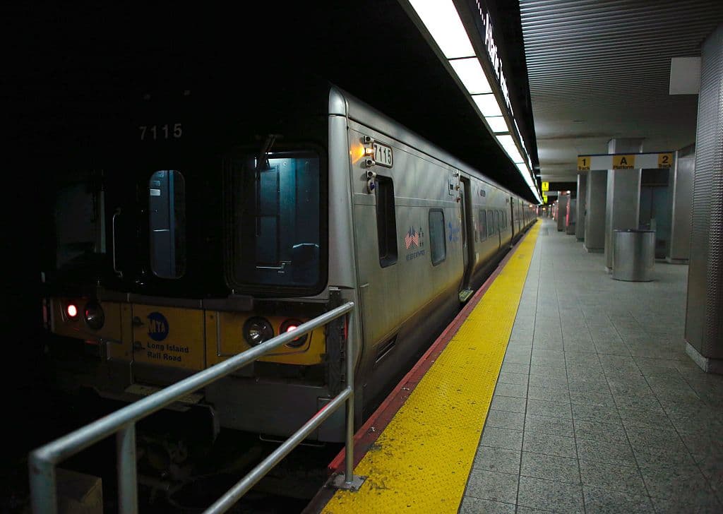 Oficiales en la escena estimaron que entre 600 y 700 pasajeros iban en el tren, como el que muestra esta imagen.