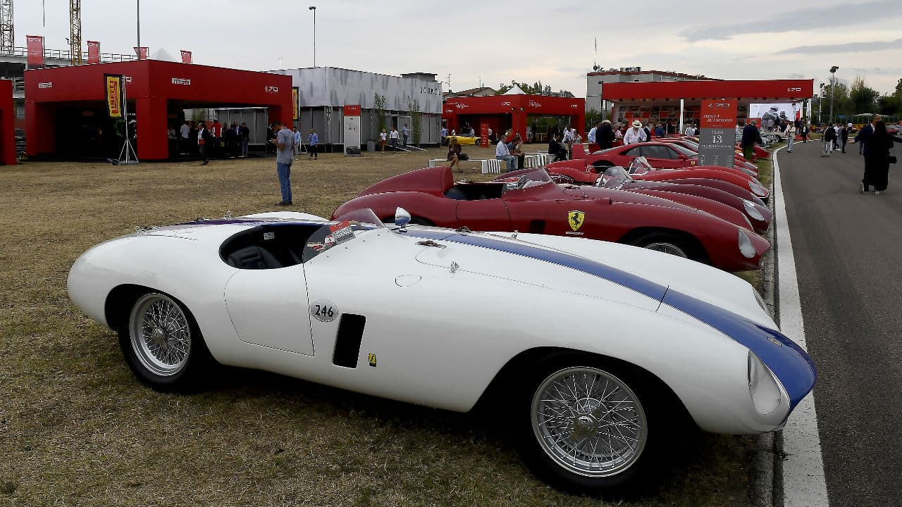 En total el circuito de Fiorano albergó a 
<b>500 vehículos entre los participantes</b> del Concurso de la Elegancia y aquellos provenientes de otros paíes y que sólo con invitación VIP podría ingresar a las festividades. Ser cliente Ferrari no es cualquier cosa y asistir a su cumpleaños 70 fue un placer reservado para muy pocos.