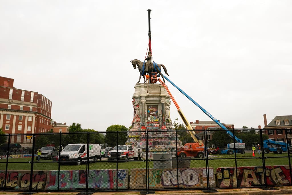 Tras la muerte de George Floyd, el área que rodea a la estatua de Lee fue el epicentro de las 
<a href="https://www.wric.com/news/local-news/richmond/one-year-later-how-george-floyds-death-impacted-richmond/" target="_blank">protestas contra el racismo y la brutalidad policial en Richmond</a>, con ocasionales choques entre policía y manifestantes. Tanto el pedestal como la valla exterior que rodea al círculo de hierba sobre el que se ubica 
<b>se han ido cubriendo de pintadas de denuncia </b>que reclaman el fin del racismo sistemático y la desigualdad.