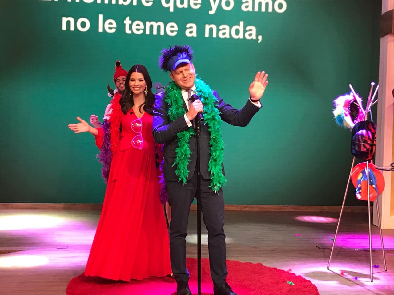 Alan Tacher no se podía quedar atrás: muy decidido, salió a cantar.