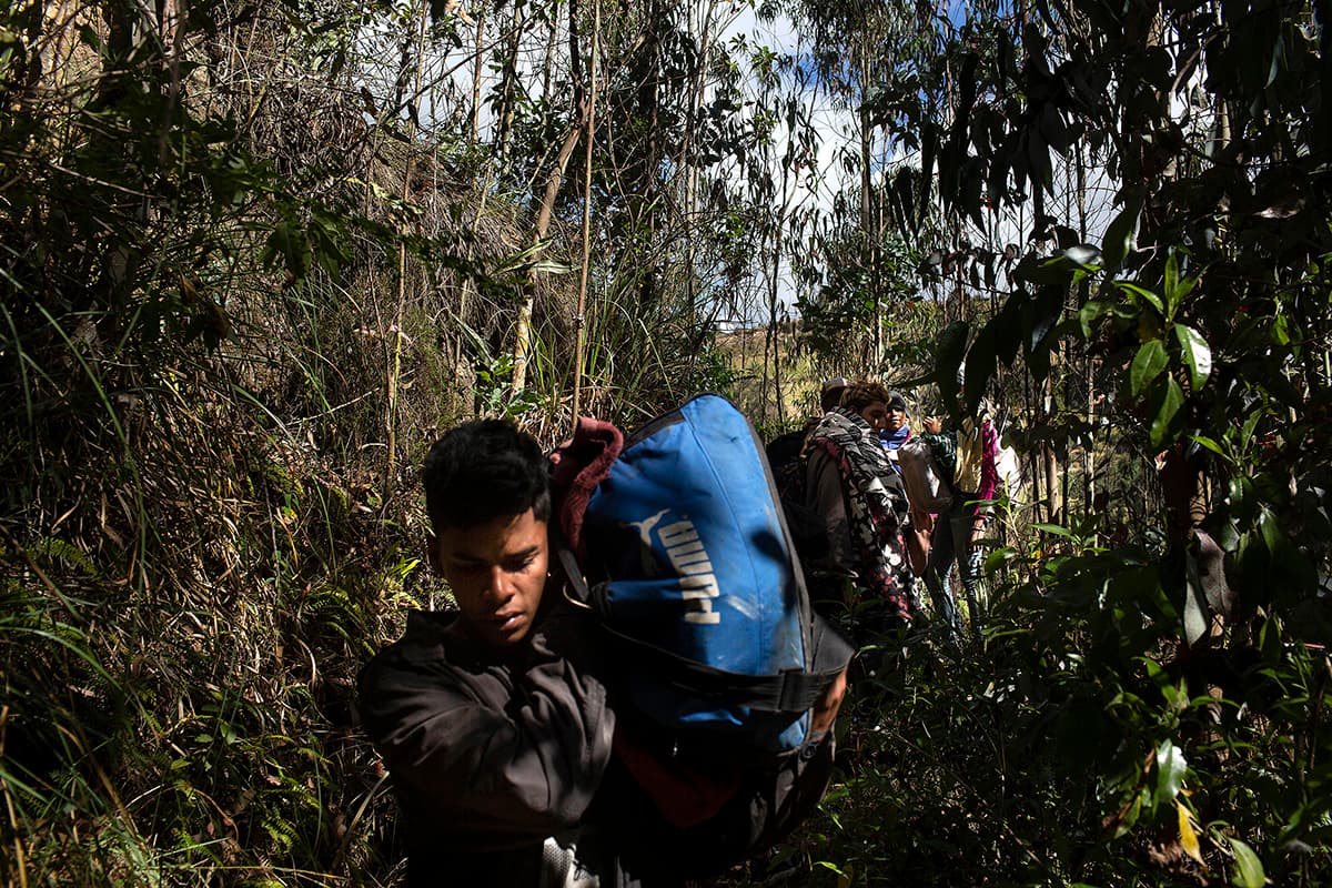 Como son los primeros que hacen la ruta no saben bien cuánto camino les falta, por eso cuando se encuentran con algún campesino preguntan por dónde se sale a Ecuador.