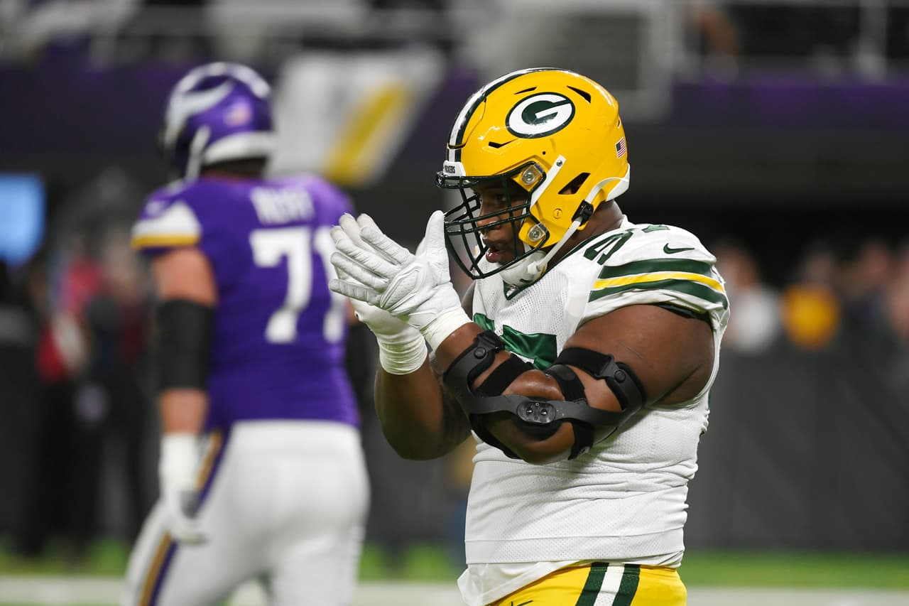 <b>Kenny Clark | DL | Green Bay Packers</b>
<br>
<b>- Edad: 24 años</b>
<br>- La defensa de Green Bay se derrumbó en los playoffs contra los 49ers, pero no fue por falta de talento. 
<br>- Como la piedra angular de un frente mejorado de los Packers, Clark ganó apropiadamente los honores del Pro Bowl como una molestia apremiante, cuyas 52 presiones al QB solo superaron a Aaron Donald (53) la temporada pasada, por PFF. 
<br>- Clark vuela por debajo del radar, pero su trabajo constante durante más de 46 inicios revela una de las gemas ocultas del juego.