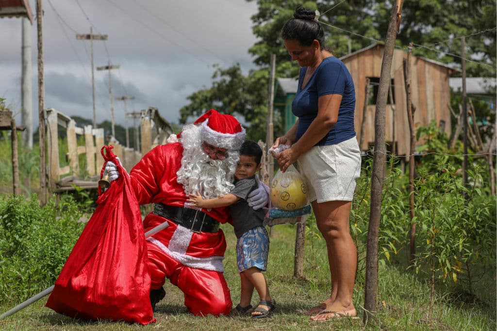 "No podemos cambiar el mundo pero podemos hacer sonreír a los niños en Navidad", dijo a la AFP Jorge Alberto, de 57 años, enfundado en su grueso traje, su gorro y su barba postiza, a pesar del calor sofocante.