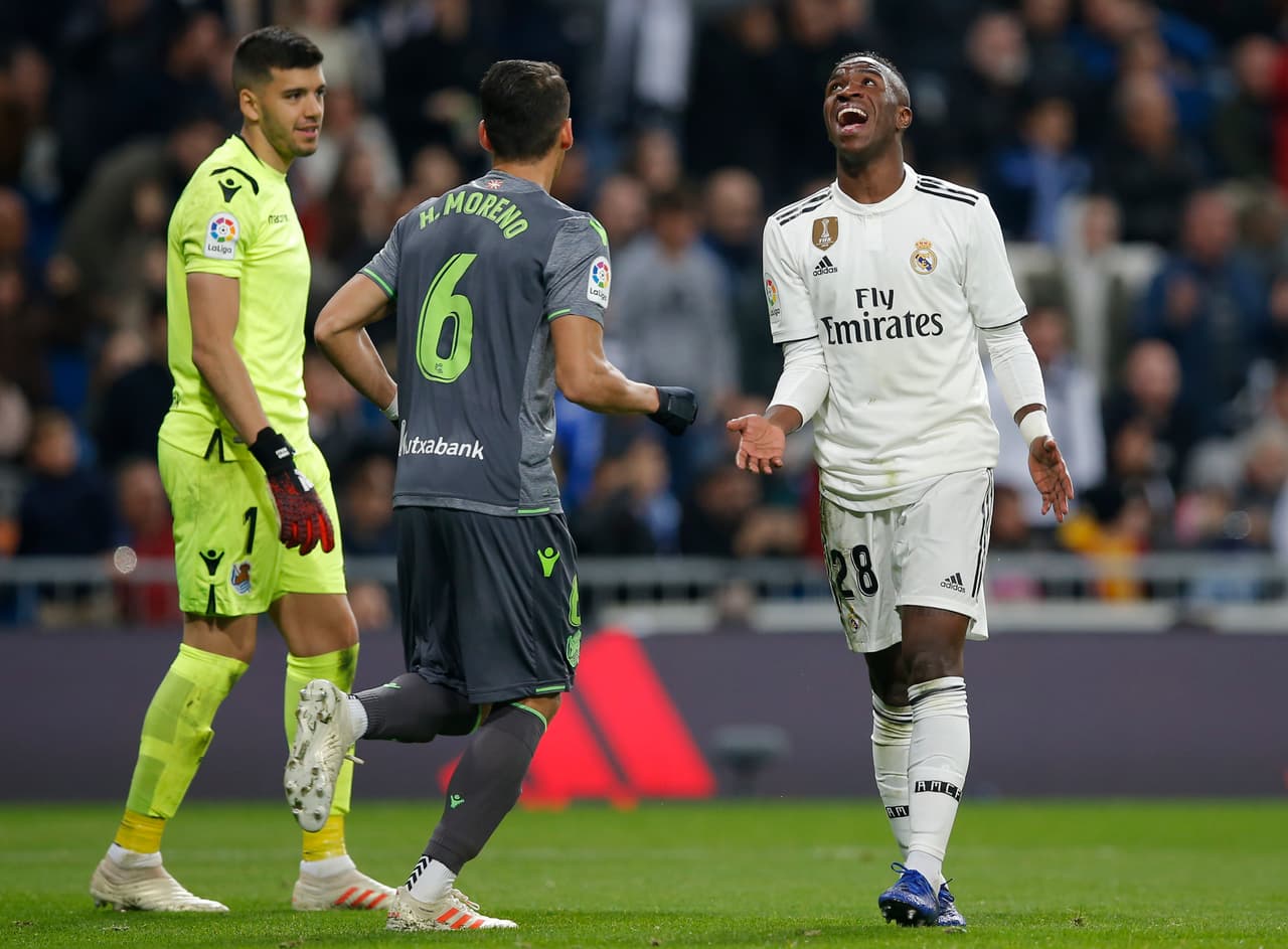 El juegó terminó con derrota del Real Madrid 2-0 ante la Real Sociedad con el mexicano Héctor Moreno (centro), pero la polémica ha continuado en redes sociales.