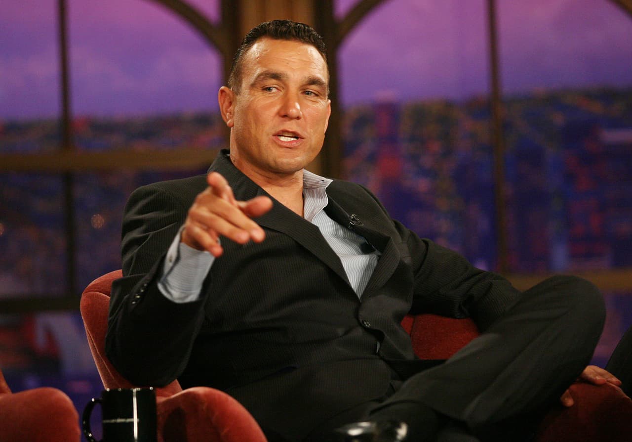 <b>Vinnie Jones</b>: fue un futbolista inglés, de aquellos, pero después de retirarse ha protagonizado de tipo malo en muchas películas conocidas, tales como: X-Men, Snatch y Gone in 60 Seconds , entre otras.
<br>