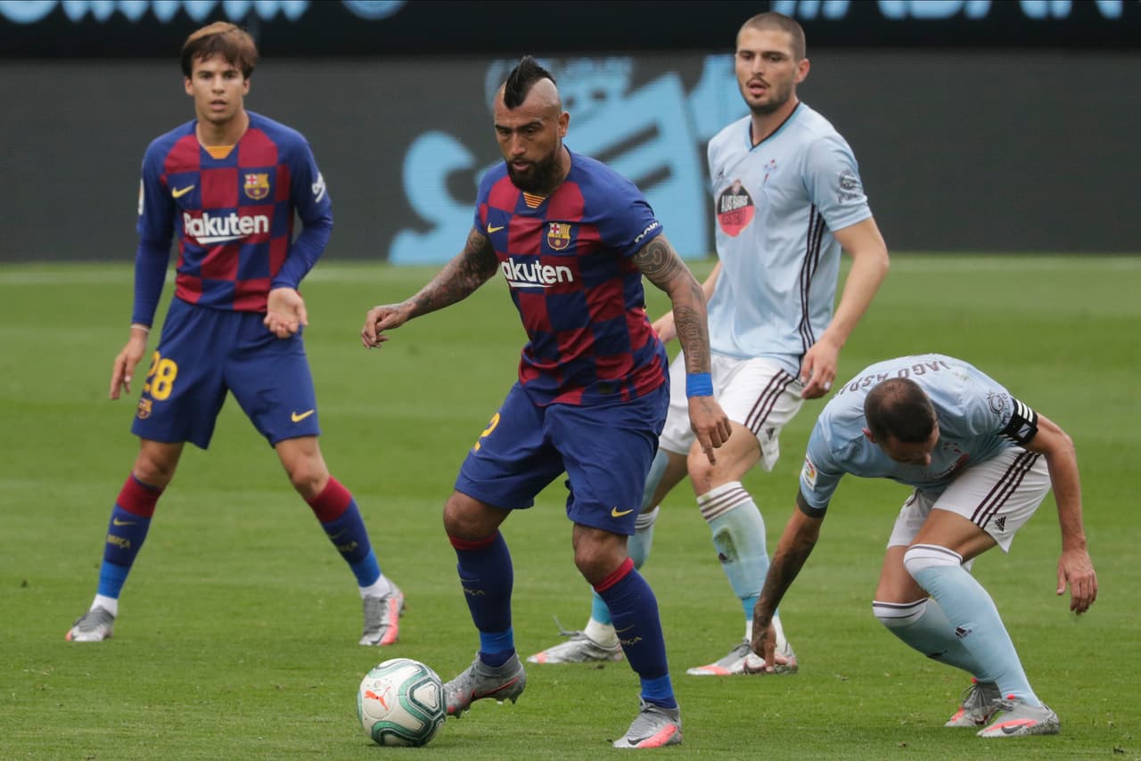 Arturo Vidal roba el balón, se da la vuelta y filtra un balón para Lionel Messi que termina a centímetros de marcar el 0-2.