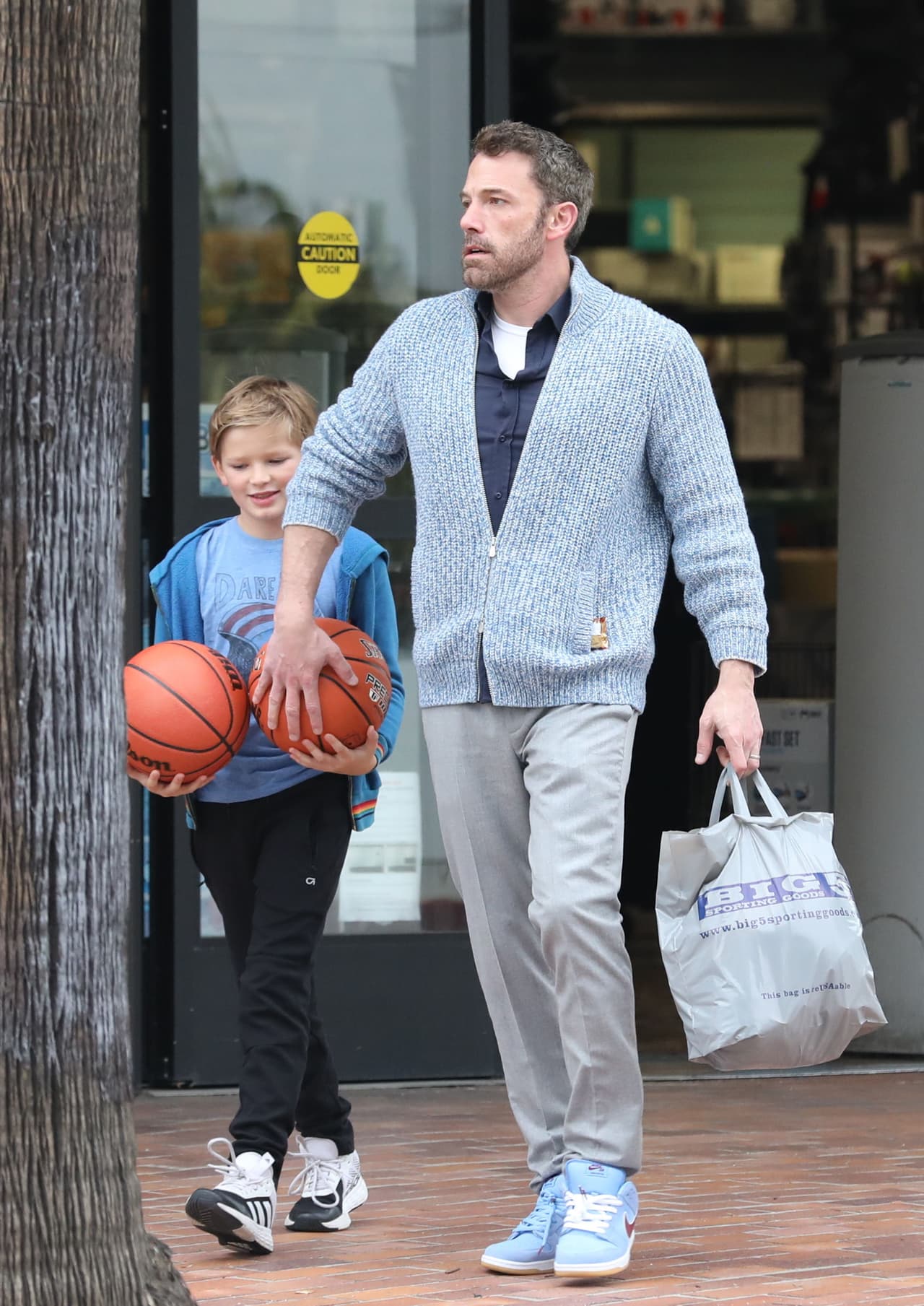Ben Affleck y su hijo menor salieron del establecimiento con una dotación de balones de basquetbol. 
<br>