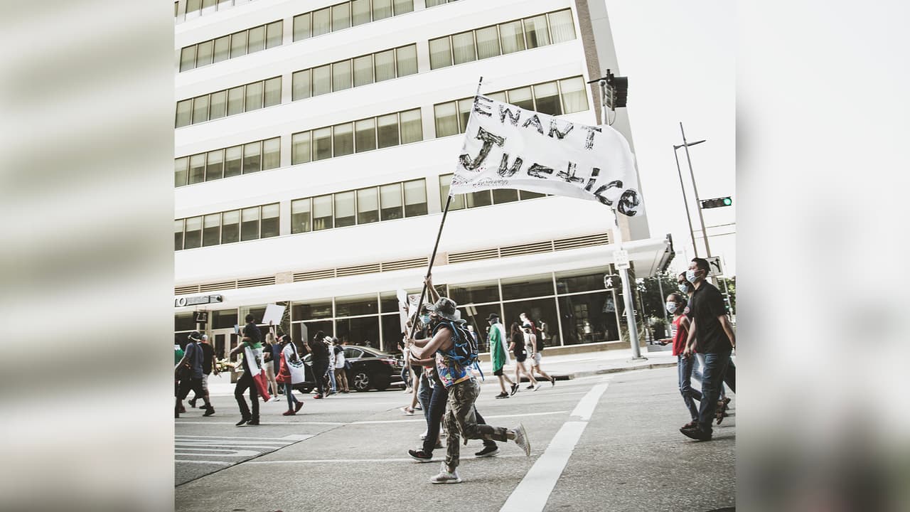 <b>"Justice for Vanessa"</b> fue una de las consignas que más se escuchó durante la protesta. Hasta los momentos, Cecily Aguilar, ha sido acusada por manipulación de pruebas, mientras que el otro sospechoso, Aaron Robinson, se quitó la vida cuando iba a ser detenido. 
<a href="https://www.univision.com/local/houston-kxln/nena-ellos-encontraron-partes-esto-fue-lo-que-un-soldado-y-su-novia-le-hicieron-a-vanessa-guillen">Ambos estarían implicados en la muerte de la soldado. </a>