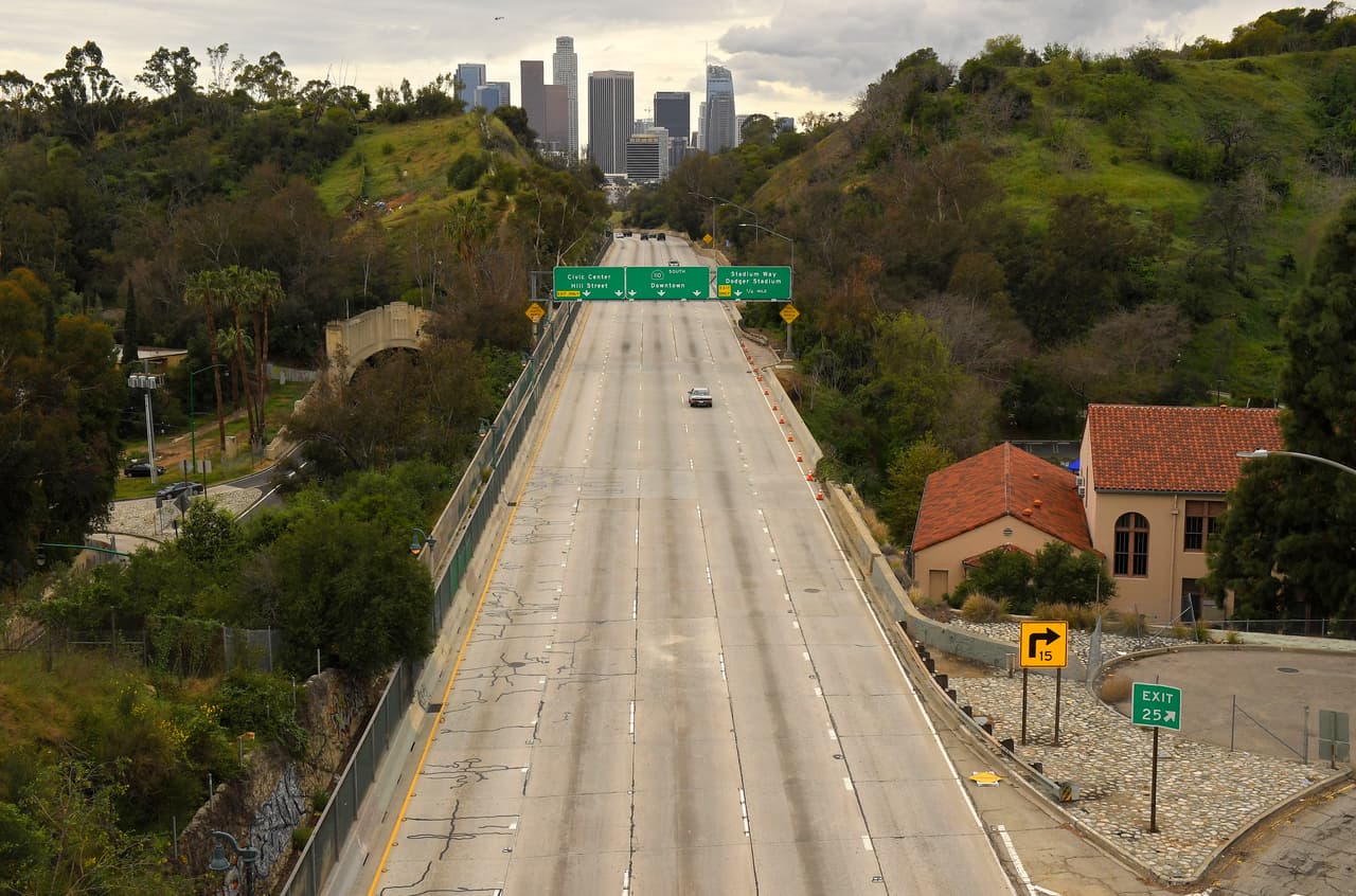 <b>Puesto 21: Los Angeles, California.</b> Crecimiento del desempleo de enero a marzo de 2020:
<b> 38.66%.</b> Los datos con los que se construyó esta clasificación fueron obtenidos de la Oficina de Estadísticas Laborales de Estados Unidos. 
<a href="https://www.univision.com/noticias/salud/mapa-actualizado-del-coronavirus-cifras-de-casos-confirmados-y-fallecidos">Vea aquí nuestro mapa actualizado del coronavirus: cifras de casos confirmados y fallecidos </a>