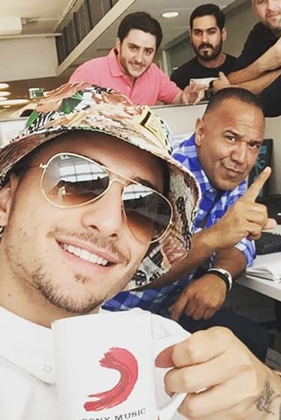 Para tener una buena lluvia de ideas y que la junta de trabajo sea todo éxito, una taza de café o de té.