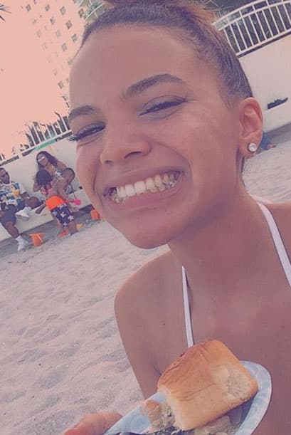 ¿Dieta? A veces es buena romperla y saciar un antojo. Miren lo contenta que lució Leslie Grace cuando lo hizo.