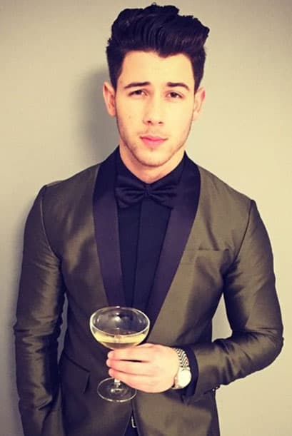 ¿A alguien se le antojo una copita de champaña? Nick Jones sí sabe qué es lo bueno.