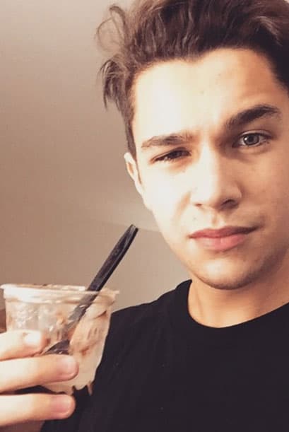 ¿Calor? Nada mejor para eso que un heladito. Austin Mahone ama este postre.
