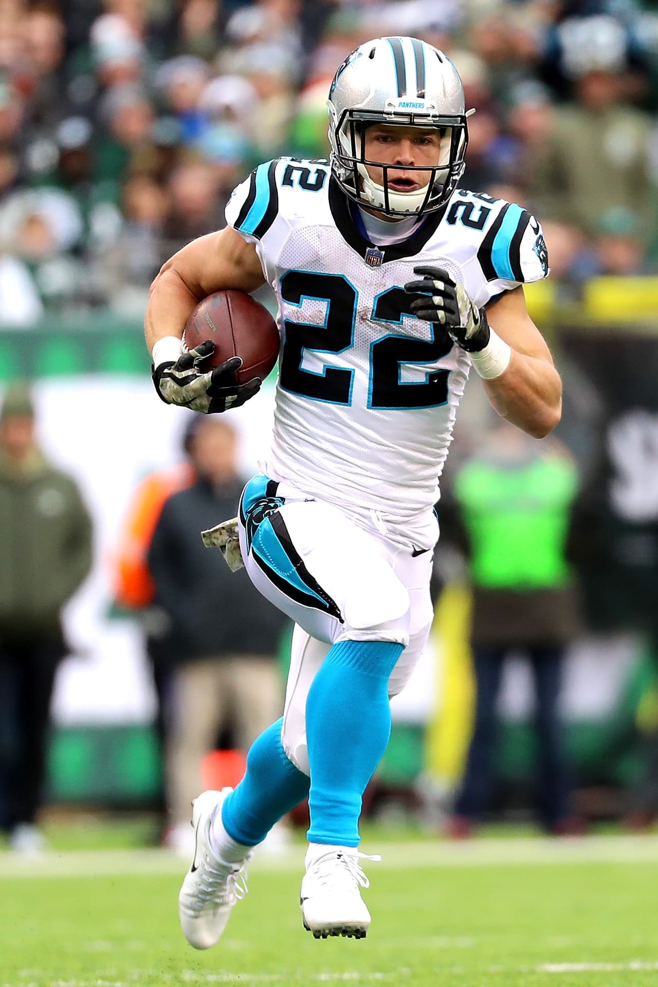 Christian McCaffrey tuvo 7 acarreos para 62 yardas. Además aportó 35 yardas por aire en par de recepciones.