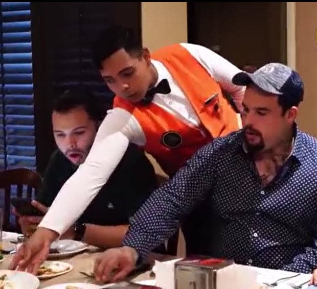 Dijo que las "desafortunadas decisiones" que tomó su hijo "
<b><a href="https://www.youtube.com/watch?v=R5hM7N8mQ_U" target="_blank">son causa del dolor</a></b>, la amargura, la tristeza, y la soledad" por las que pasó durante su vida. 
<br>