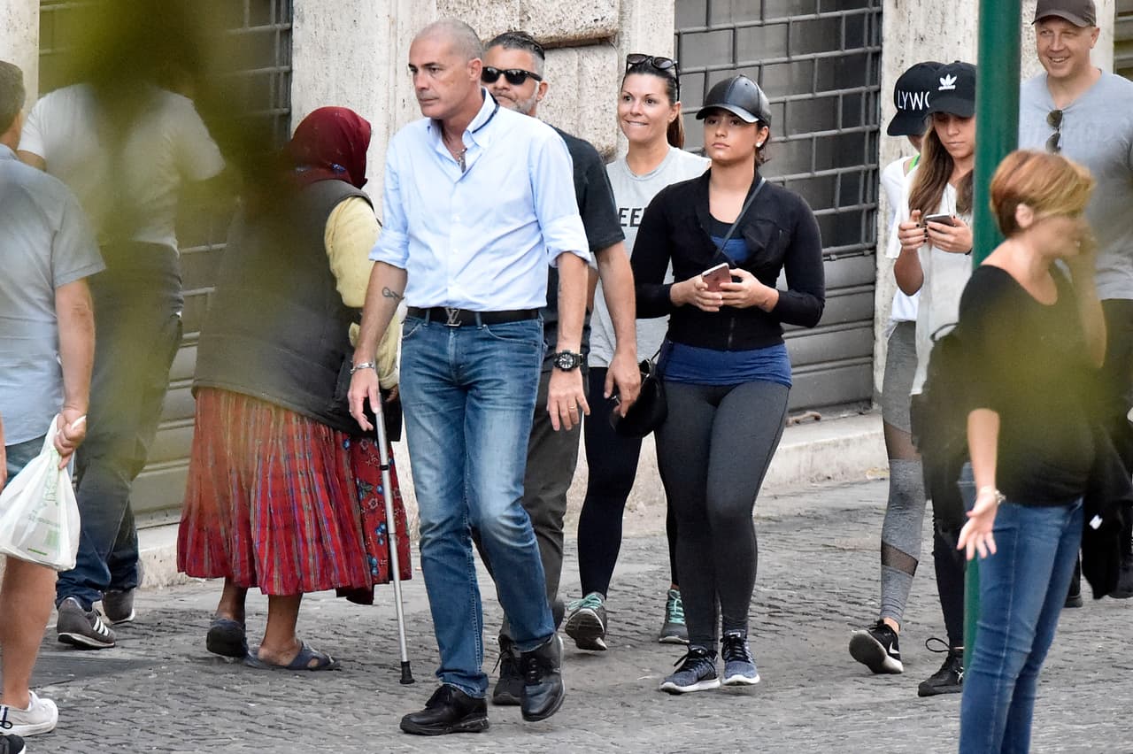 En un intento por pasar desapercibida lució de lo más casual en ropa deportiva.