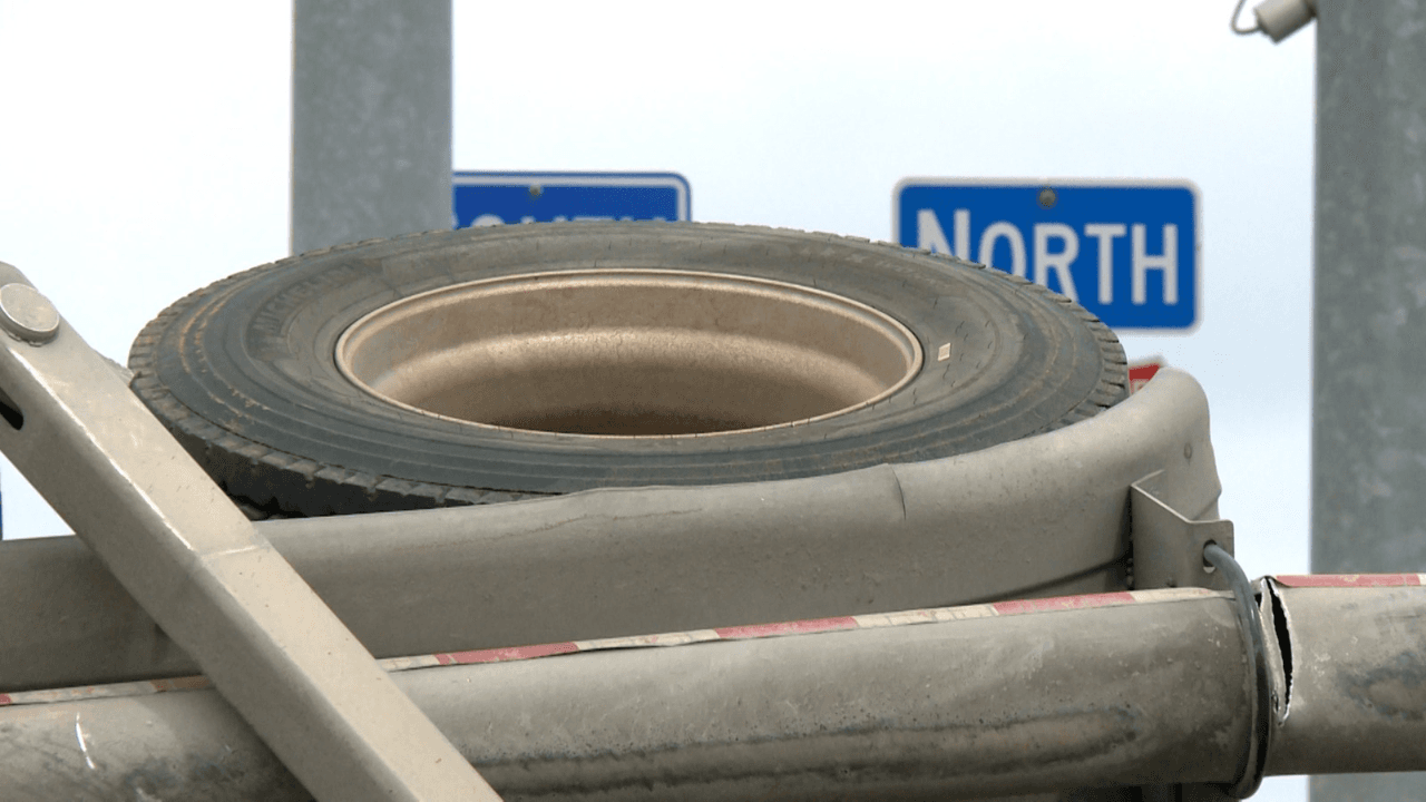 La volcadura del camión también provocó que algunos fluídos salieran del vehículo y no podrán reabrir la circulación hasta poder limpiar todo, dijo la policía.