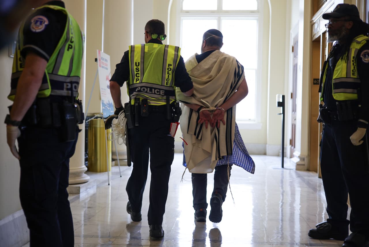 También fueron arrestados tres sujetos que enfrentan cargos de agresión contra un oficial de la policía.