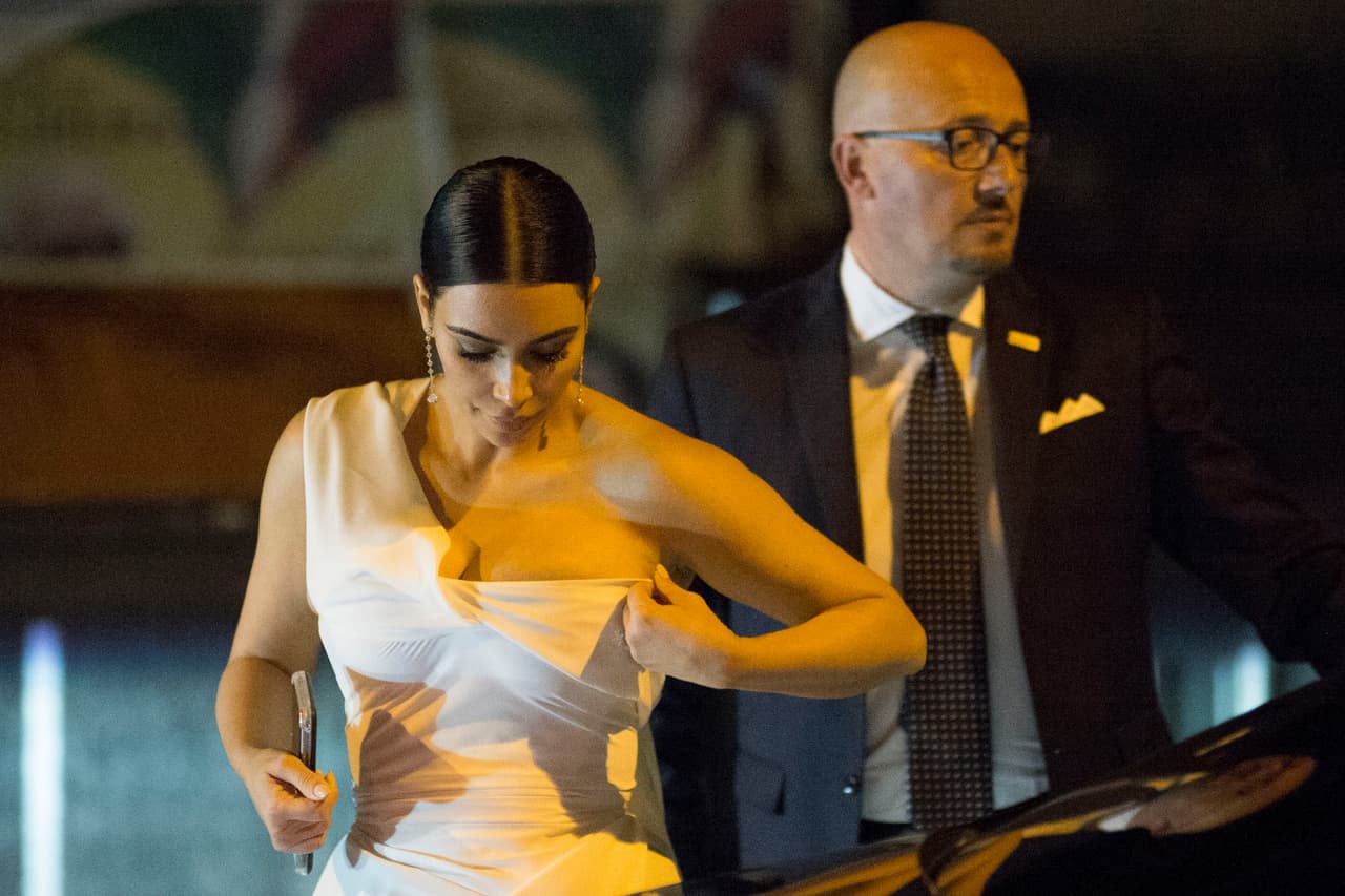 La Kardashian se la pasó arreglando su vestido.