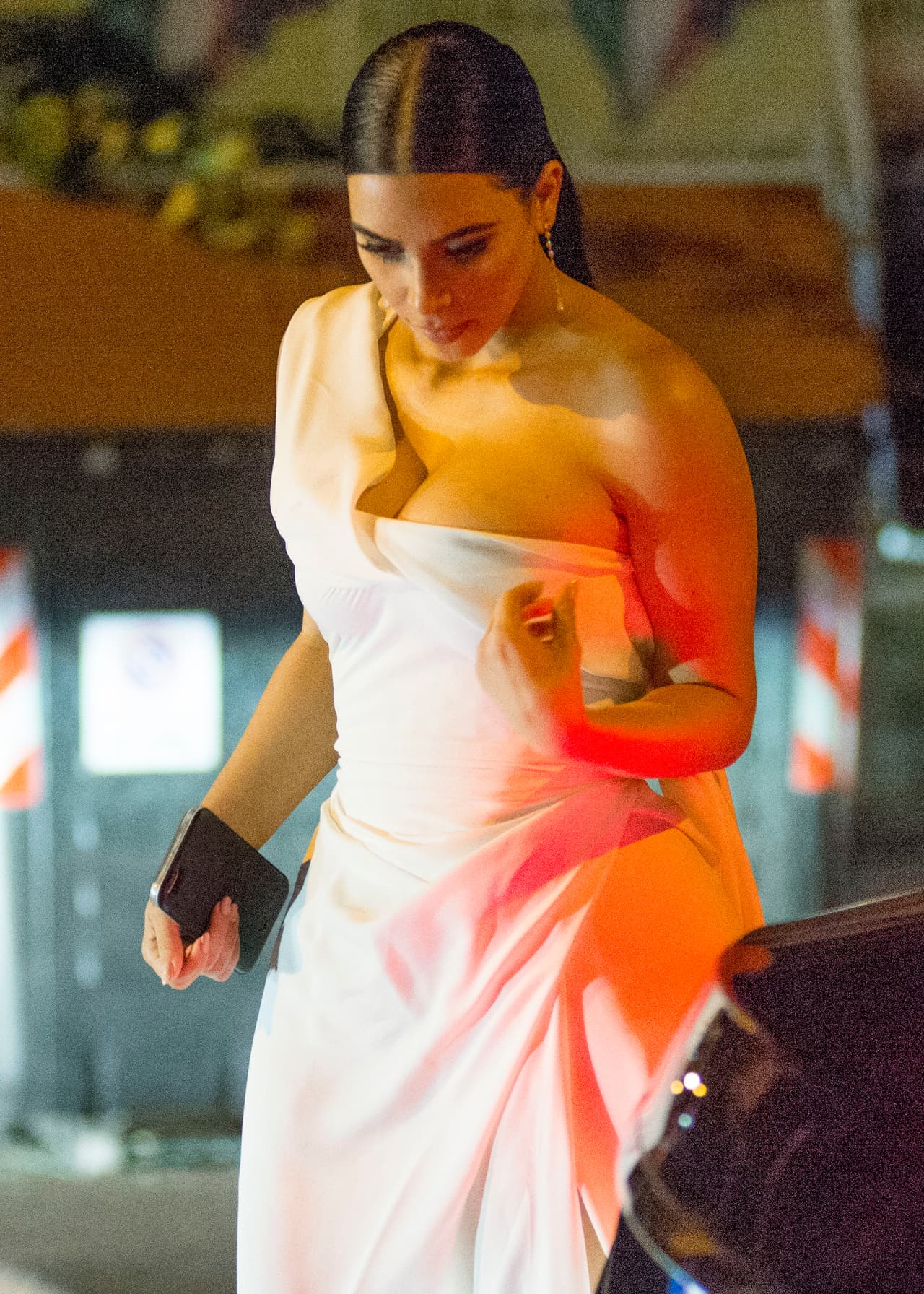 Pero Kim estaba batallando con su atuendo.